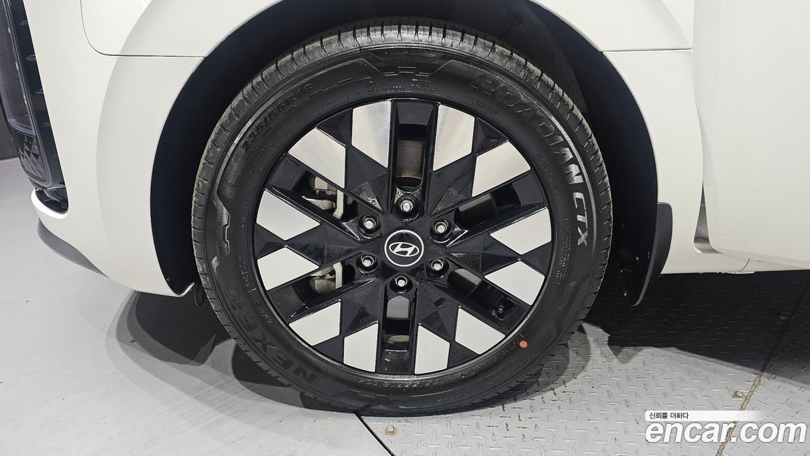 Hyundai Staria 4WD Lounge 9-Seater, 2025