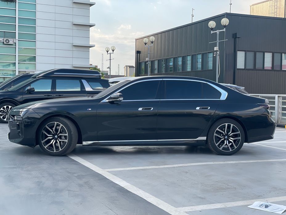 BMW 7-Series 740i xDrive M Sport, 2025