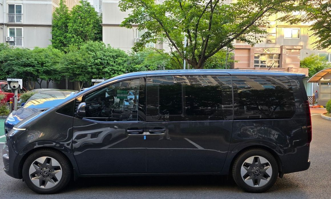 Hyundai Staria 4WD Tourer 11-Seater, 2025