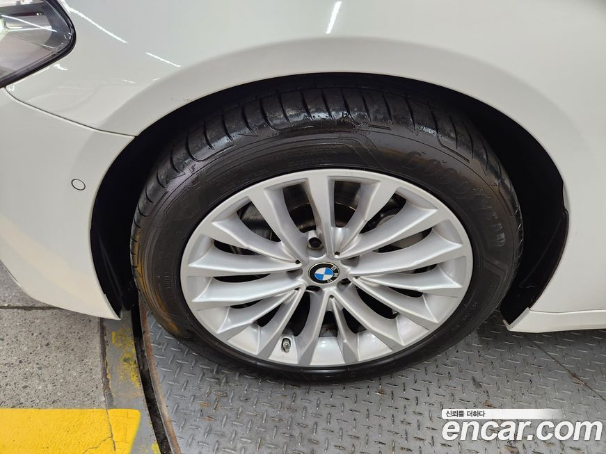 BMW 5-Series 520i Luxury, 2022