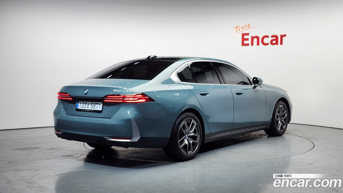 BMW 5-Series 520i, 2024