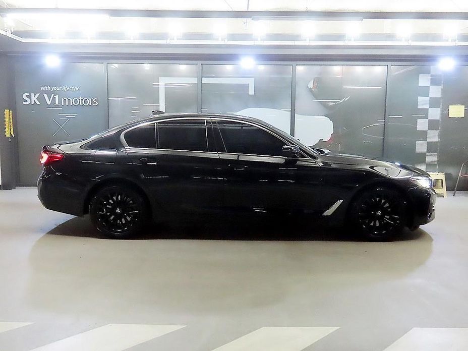 BMW 5-Series 520i Luxury, 2023