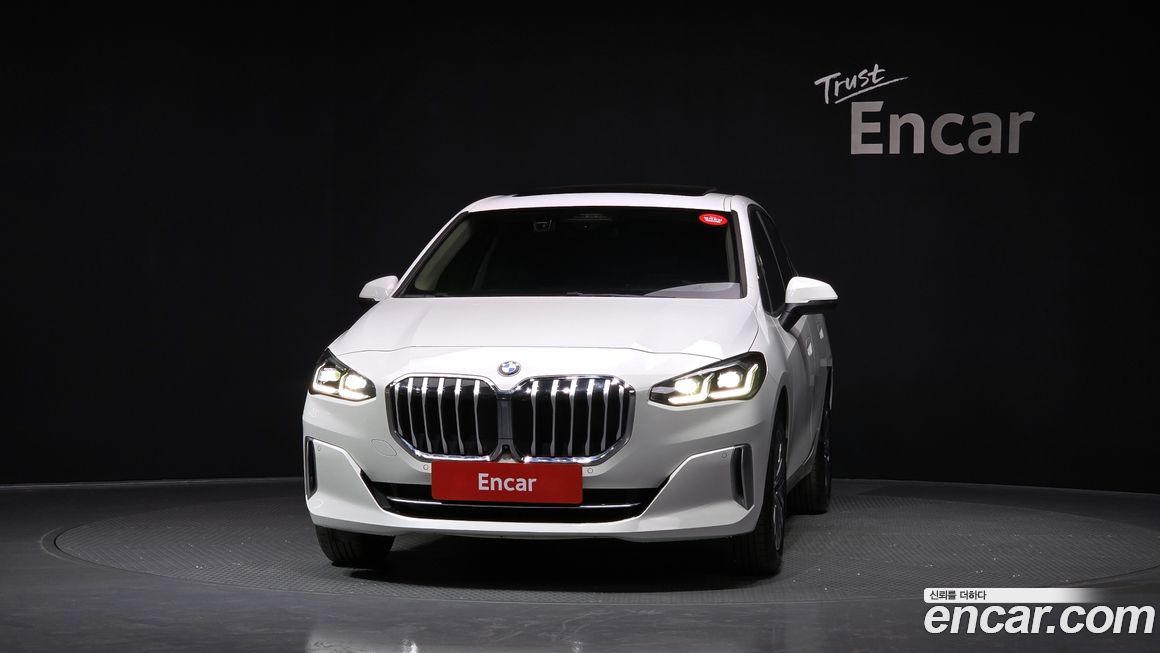 BMW 2-Series 220i Luxury, 2024