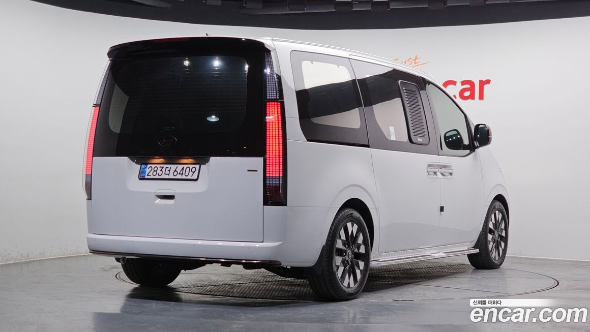 Hyundai Staria 4WD Lounge 9-Seater, 2025