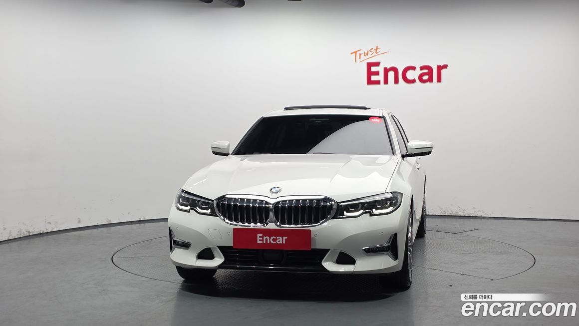 BMW 3-Series 320i Luxury, 2022