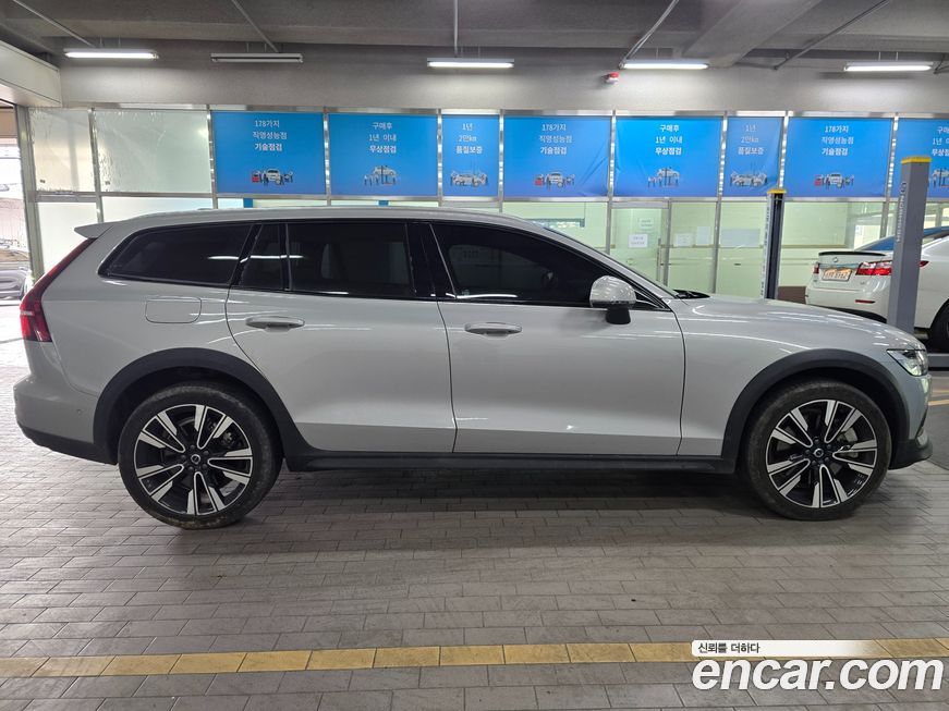 Volvo V60 B5 Ultra AWD, 2024