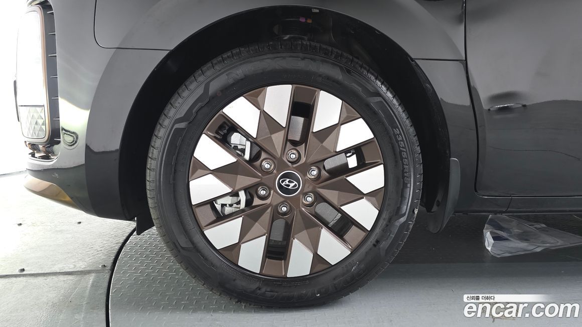 Hyundai Staria 4WD Lounge 9-Seater, 2024