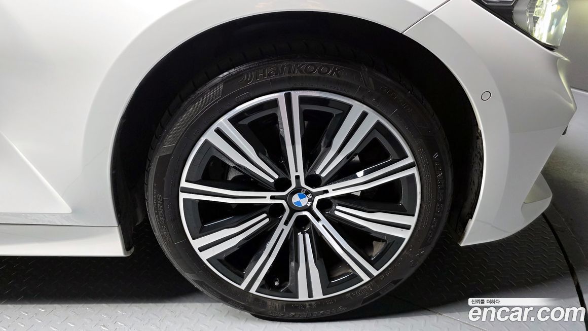 BMW 3-Series 320i, 2025