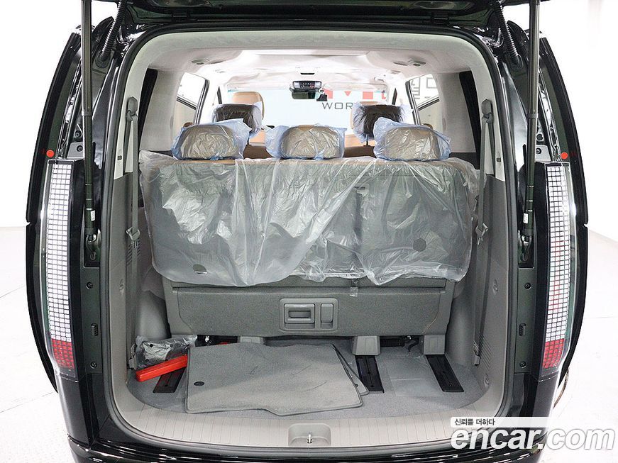 Hyundai Staria 4WD Lounge 7-Seater, 2025
