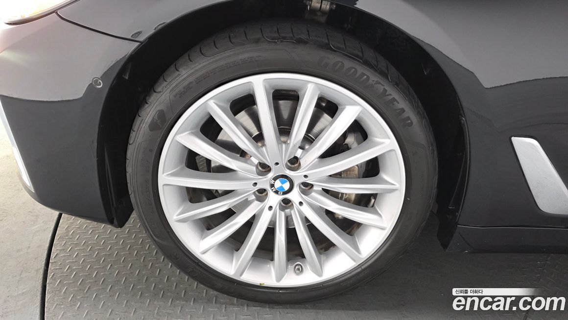 BMW 5-Series 530i Luxury, 2023