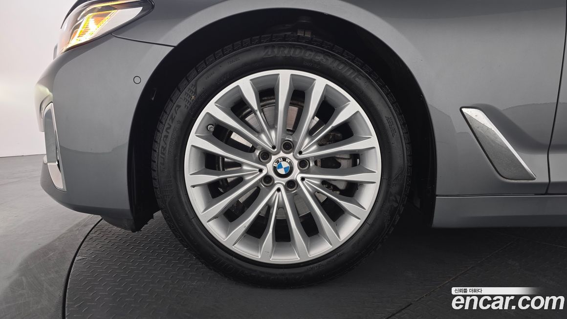 BMW 5-Series 520i Luxury, 2023