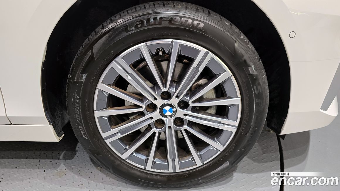 BMW 2-Series 220i Luxury, 2023