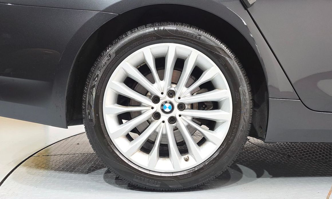 BMW 5-Series 520i Luxury, 2022