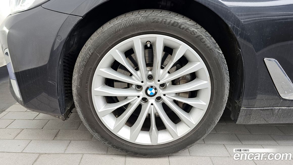 BMW 5-Series 530i Luxury, 2022