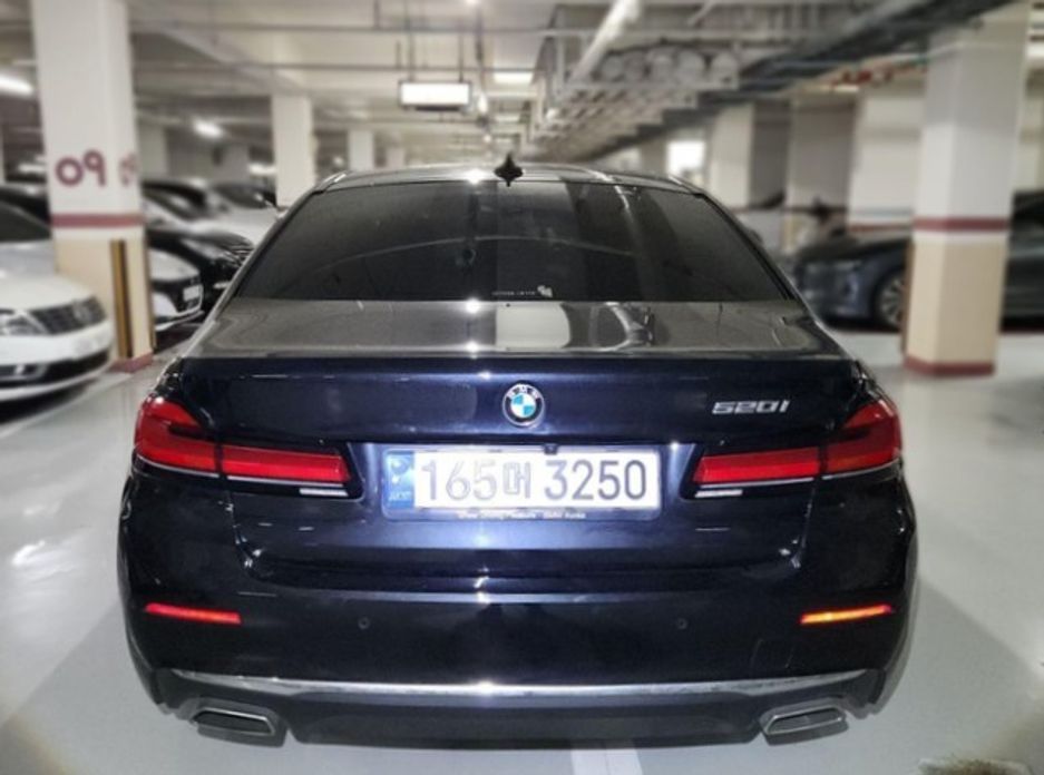 BMW 5-Series 520i Luxury, 2023