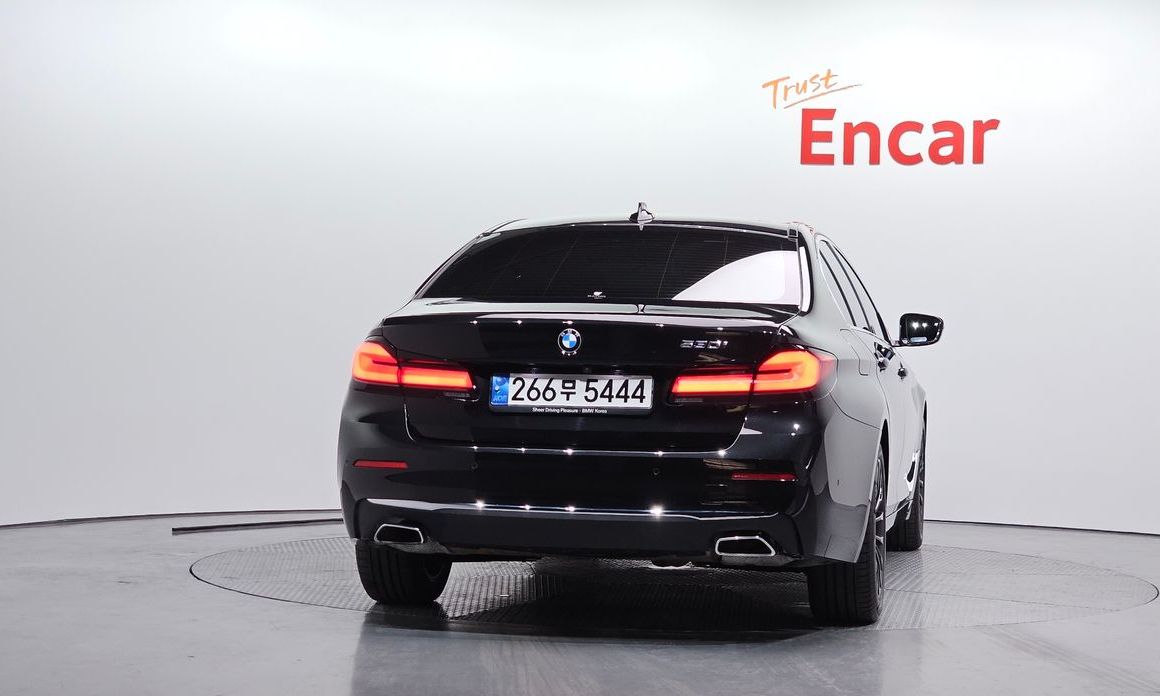 BMW 5-Series 530i Luxury, 2022