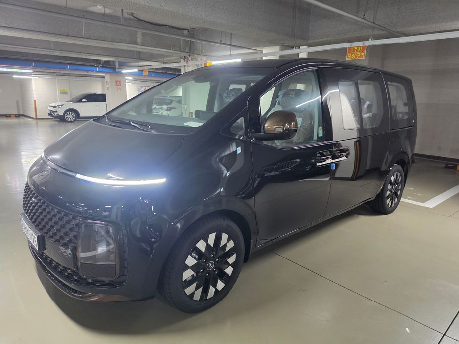 Hyundai Staria 4WD Lounge 7-Seater, 2025
