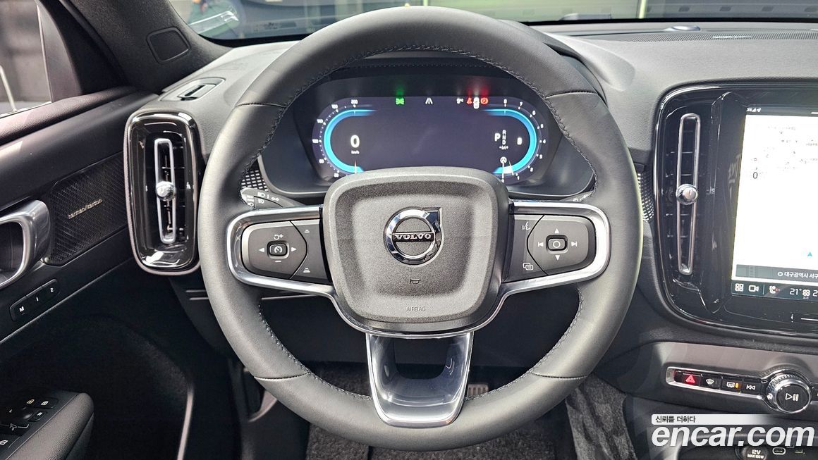 Volvo XC40 B4 Black Edition, 2025