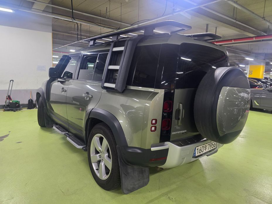 Land Rover Defender 110 D300 HSE, 2022