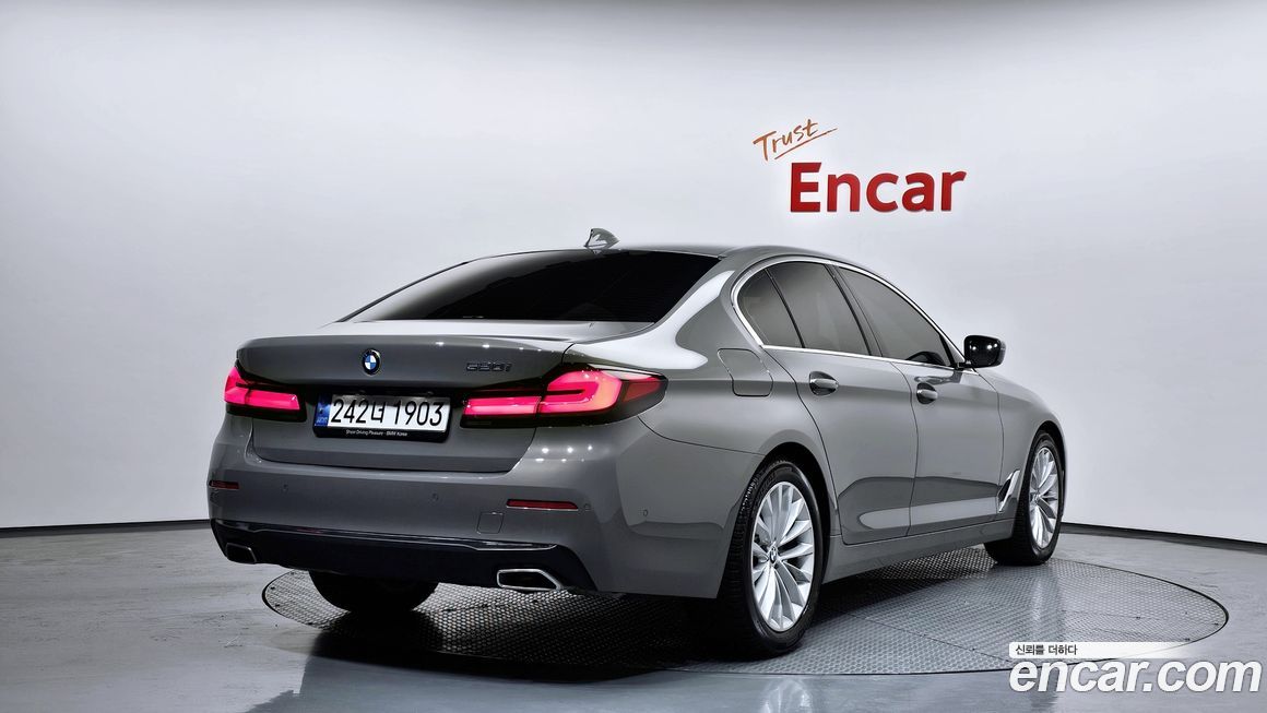 BMW 5-Series 520i Luxury, 2022