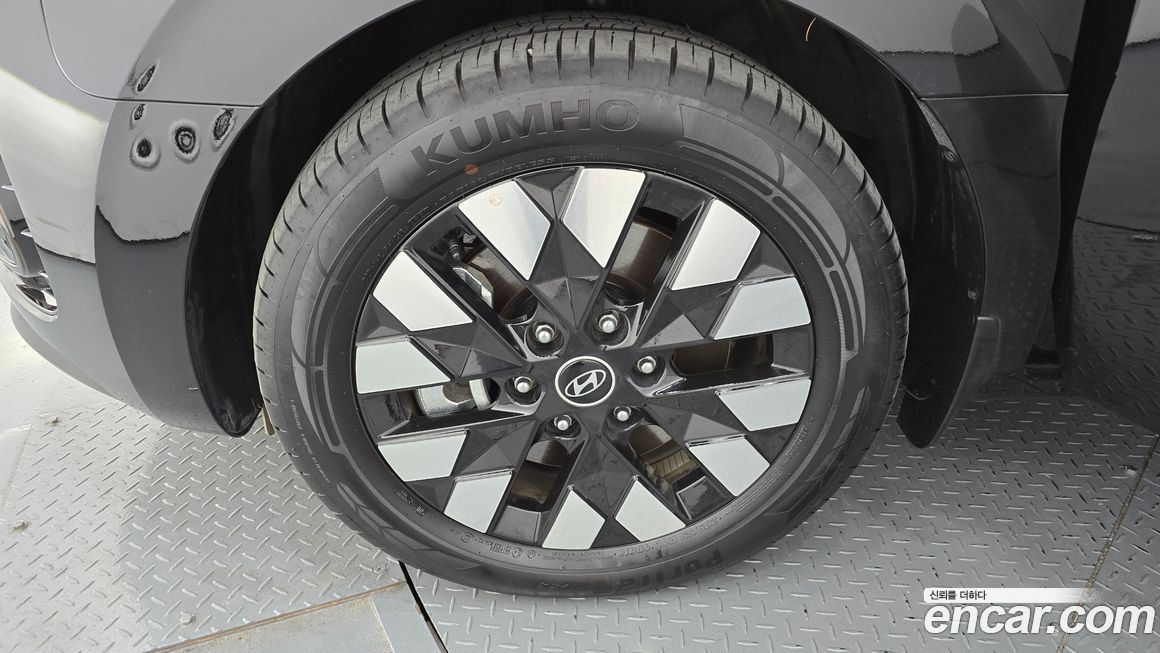 Hyundai Staria 4WD Lounge 9-Seater, 2025