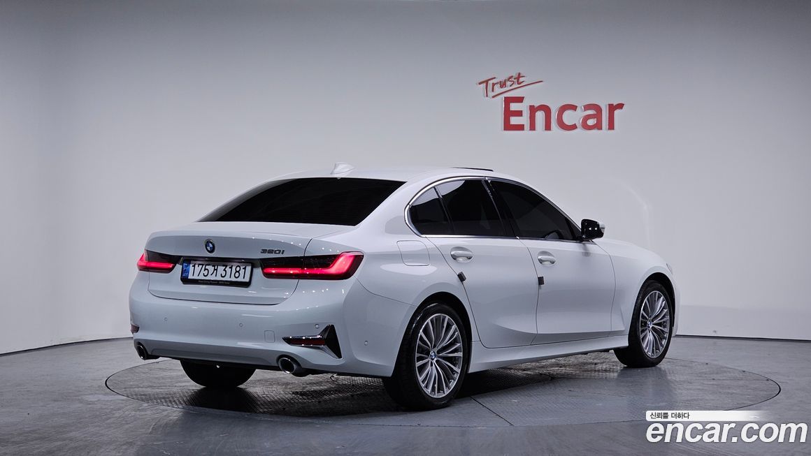 BMW 3-Series 320i Luxury, 2022