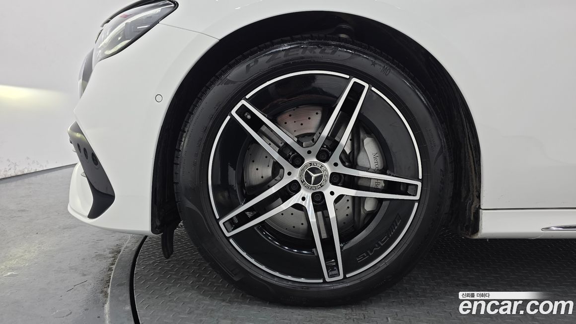 Mercedes-Benz E-Class E300 4MATIC AMG Line, 2025