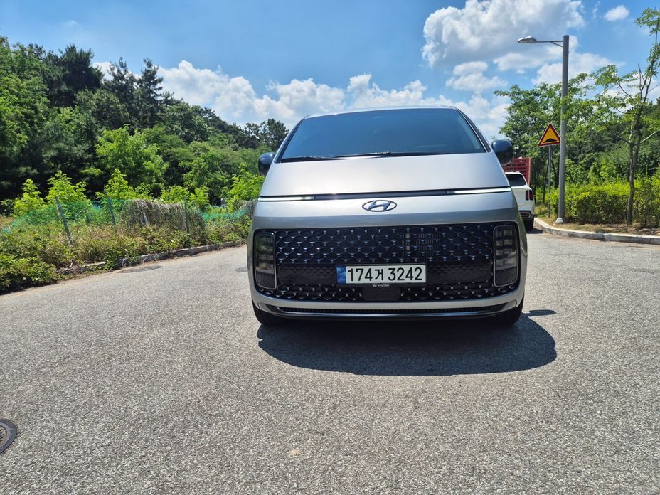 Hyundai Staria Lounge 9-Seater, 2022