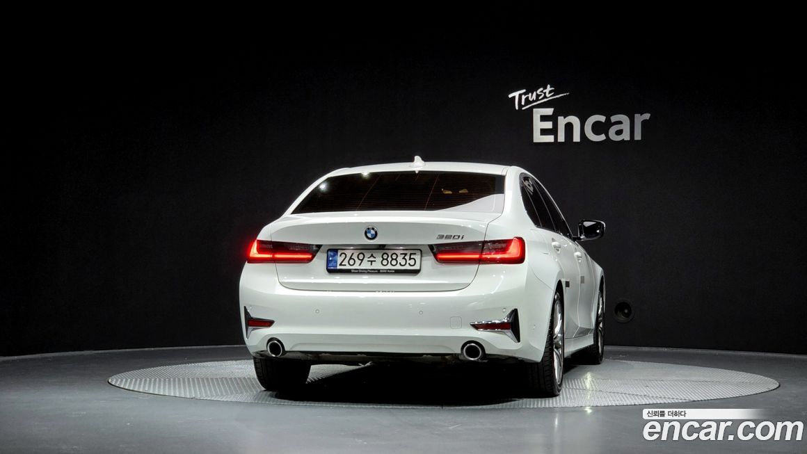 BMW 3-Series 320i Luxury, 2022