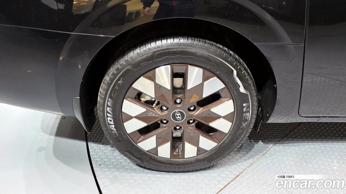 Hyundai Staria 4WD Lounge 9-Seater, 2024