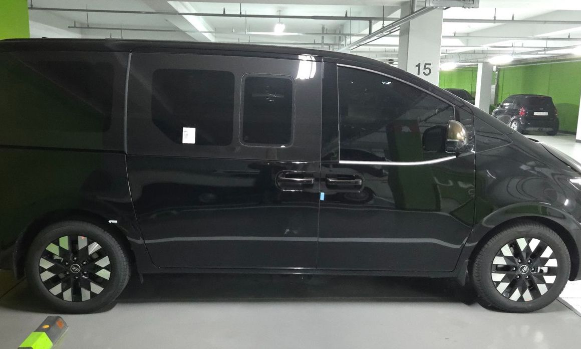 Hyundai Staria 4WD Lounge 7-Seater, 2025