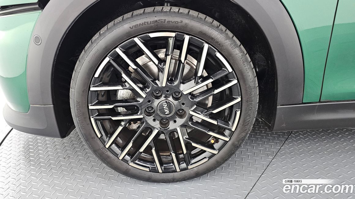 Mini Cooper Favoured, 2025