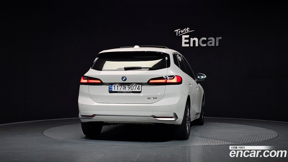 BMW 2-Series 220i Luxury, 2024