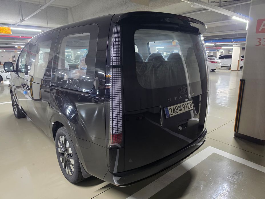 Hyundai Staria 4WD Lounge 7-Seater, 2025
