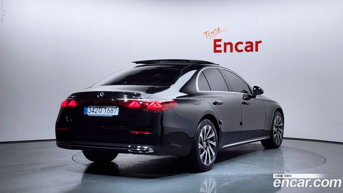 Mercedes-Benz E-Class E300 4MATIC Exclusive, 2026