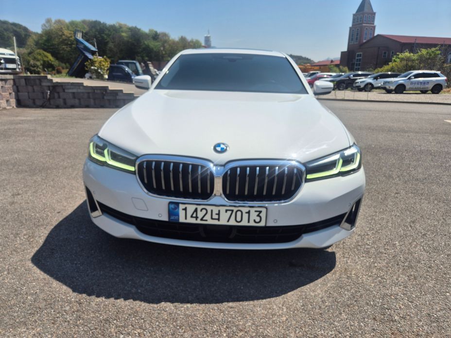 BMW 5-Series 520i Luxury, 2022