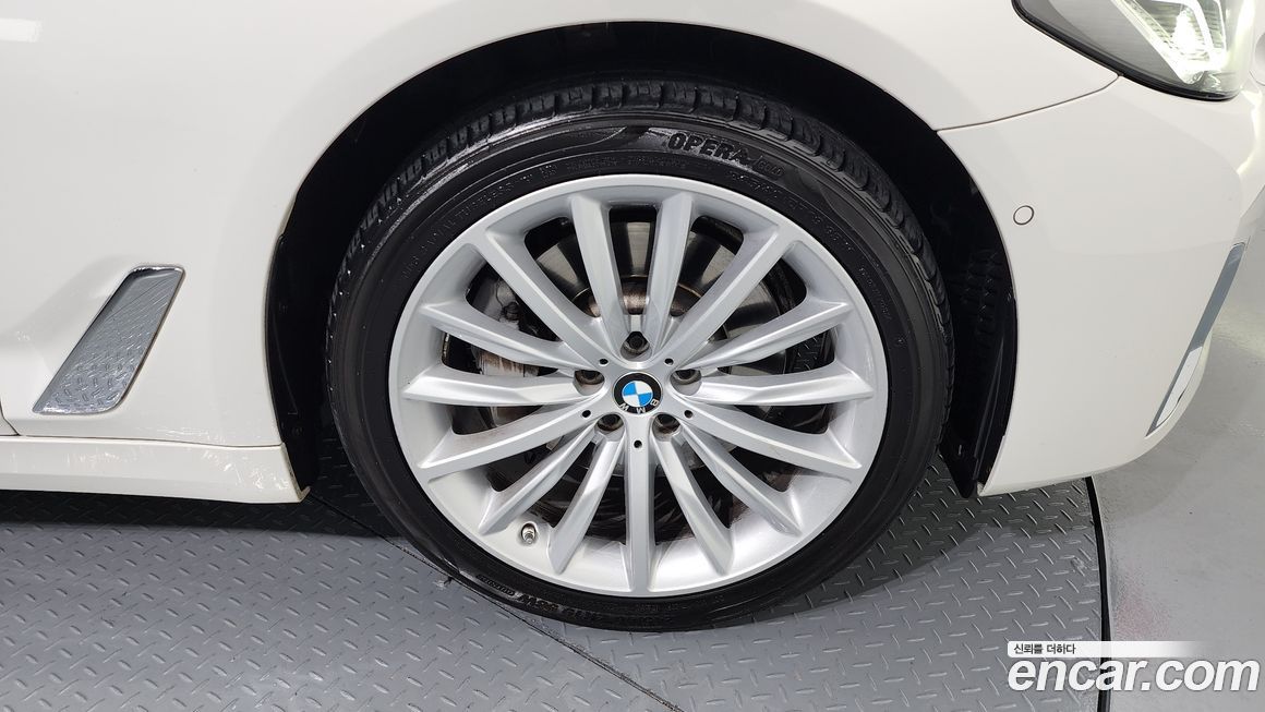 BMW 5-Series 530i Luxury, 2023