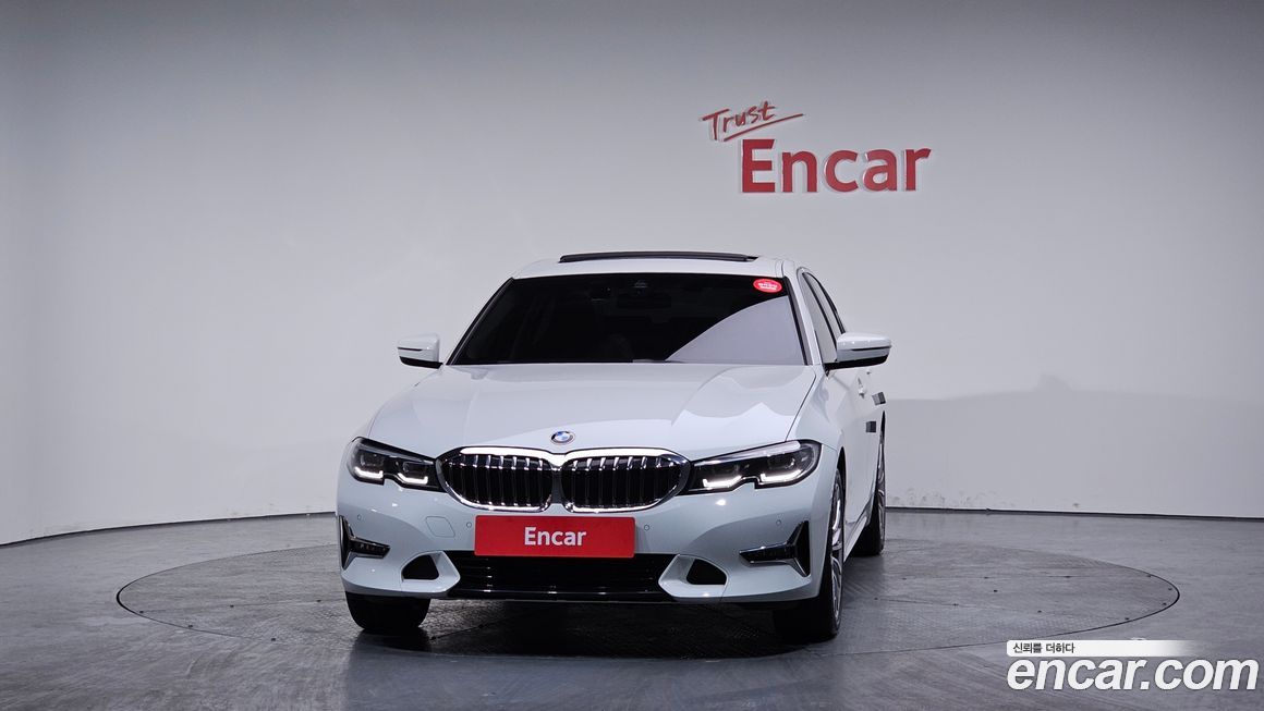 BMW 3-Series 320i Luxury, 2022