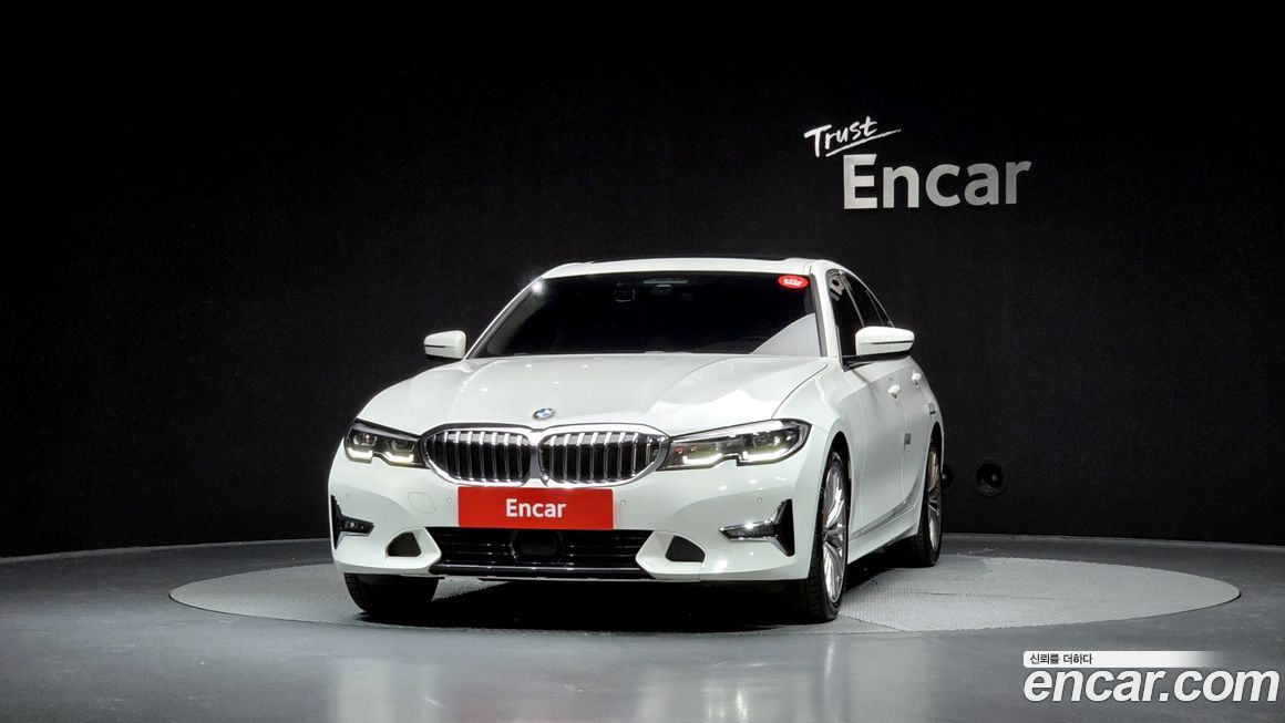 BMW 3-Series 320i Luxury, 2022