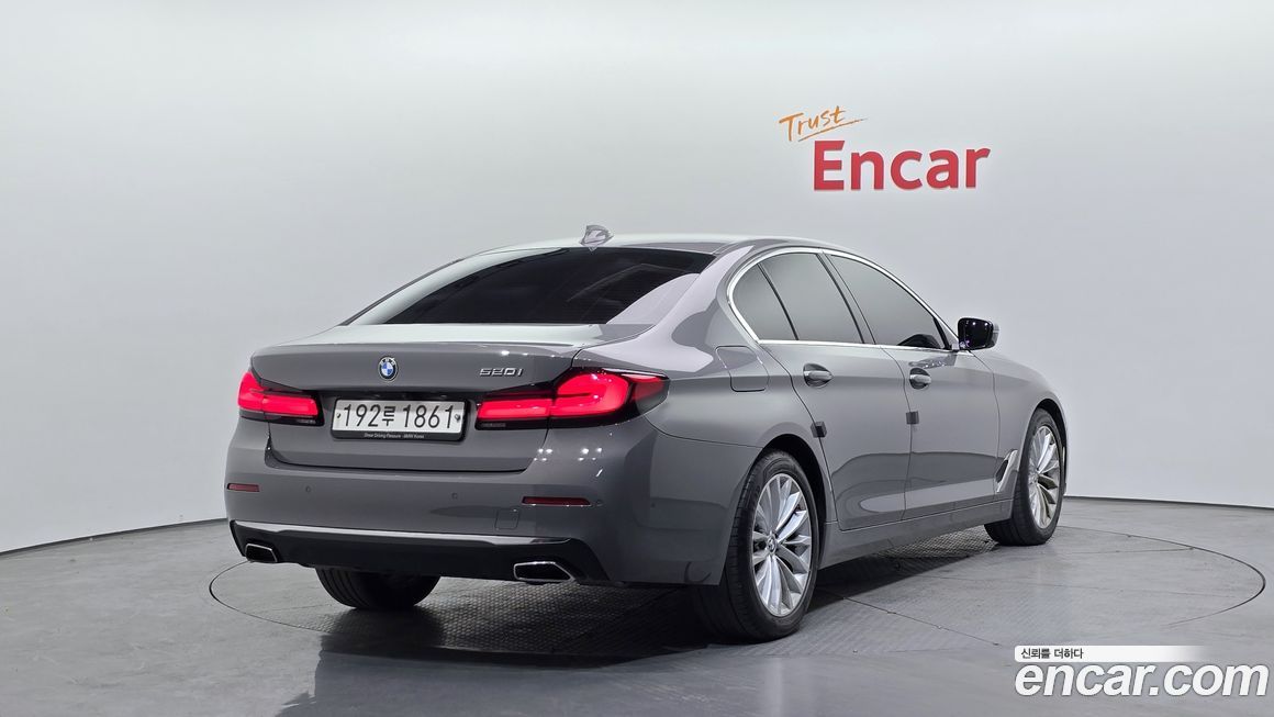BMW 5-Series 520i Luxury, 2022