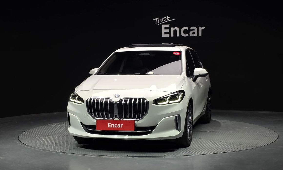 BMW 2-Series 220i Luxury, 2024