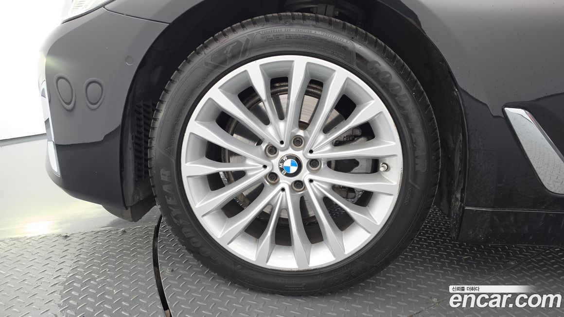 BMW 5-Series 520i Luxury, 2023