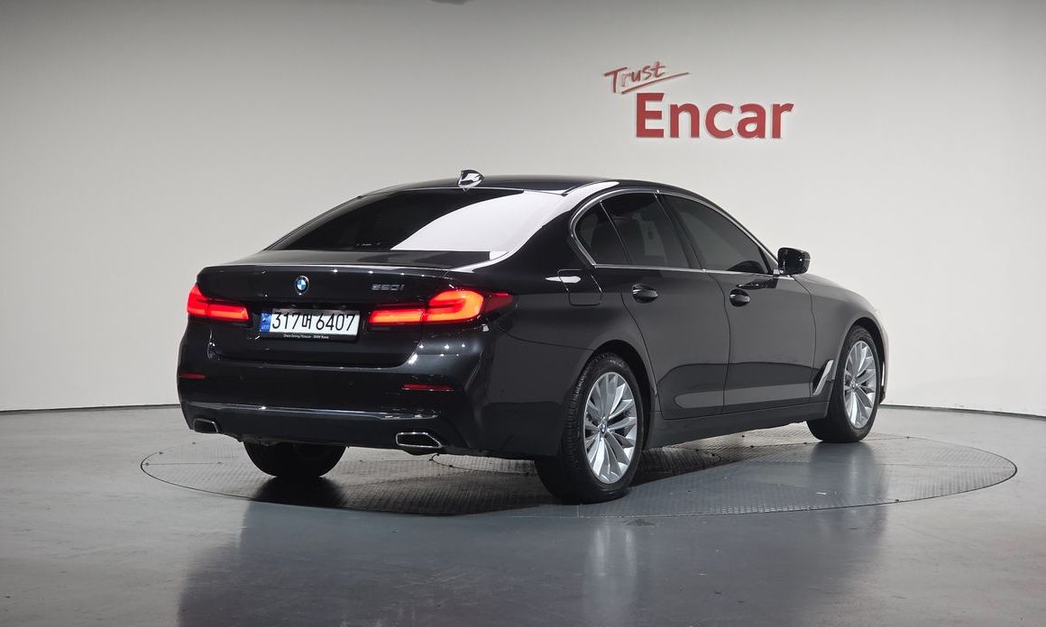 BMW 5-Series 520i Luxury, 2023