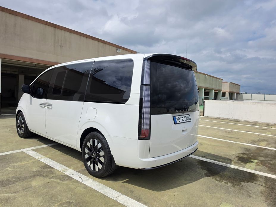 Hyundai Staria Lounge 9-Seater, 2025