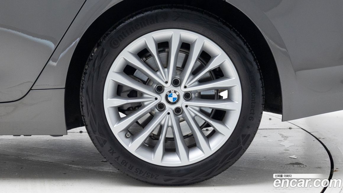 BMW 5-Series 520i Luxury, 2022