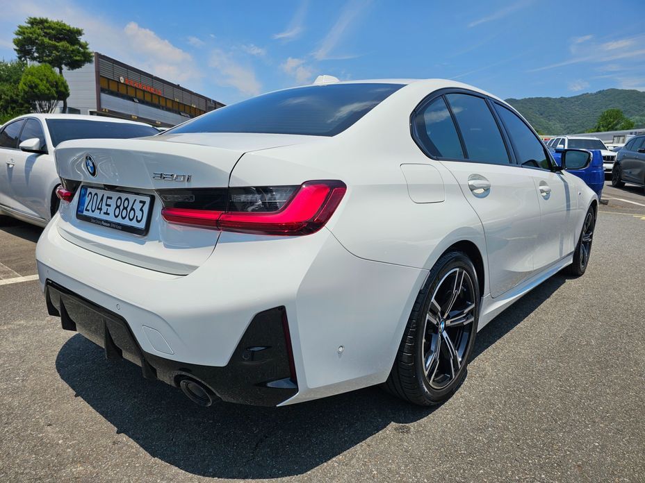 BMW 3-Series 320i M Sport, 2025