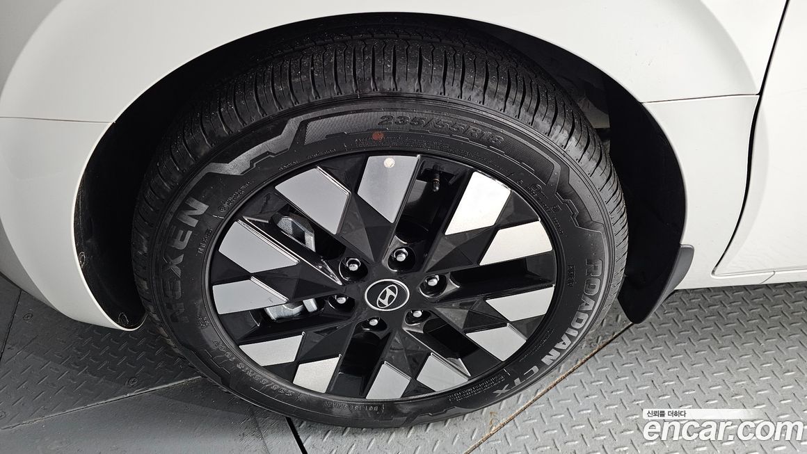 Hyundai Staria 4WD Lounge 7-Seater, 2025