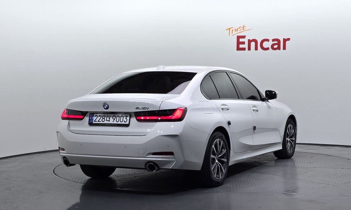 BMW 3-Series 320i, 2024
