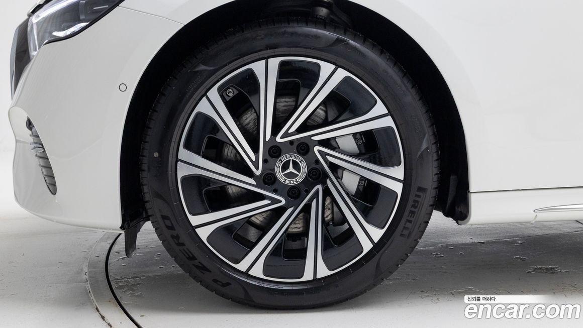 Mercedes-Benz E-Class E300 4MATIC Exclusive, 2026