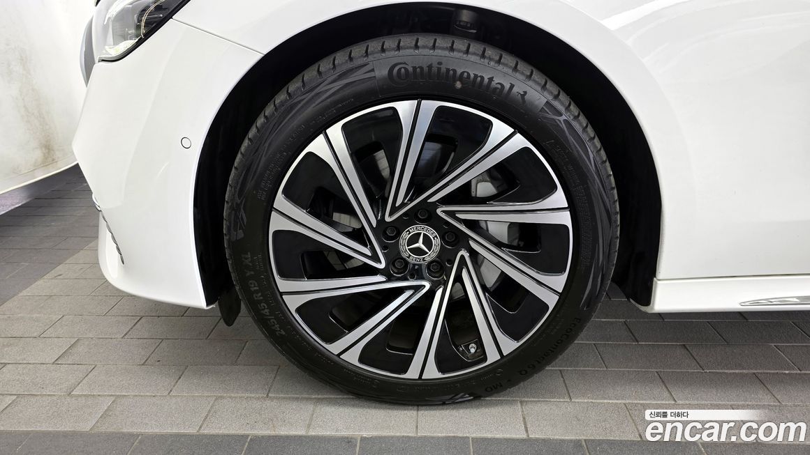 Mercedes-Benz E-Class E300 4MATIC Exclusive, 2025
